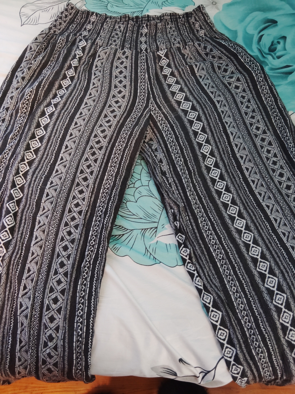 Time and Tru Black and White Patterned Wide-Leg Pants
